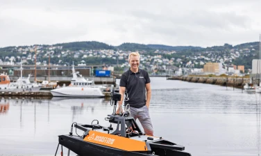 Vegard Hovstein and the Otter by the sea in Trondheim.