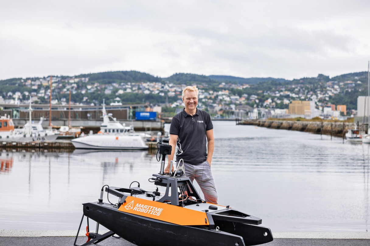 Vegard Hovstein and the Otter by the sea in Trondheim.